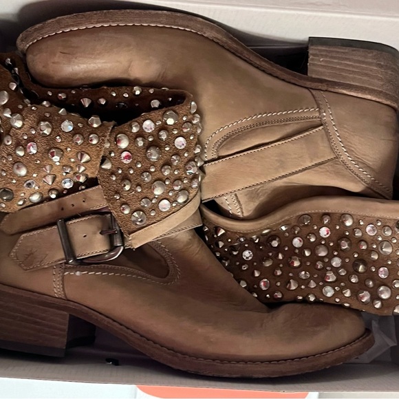 Ankle boots with studded flaps. - Picture 2 of 14